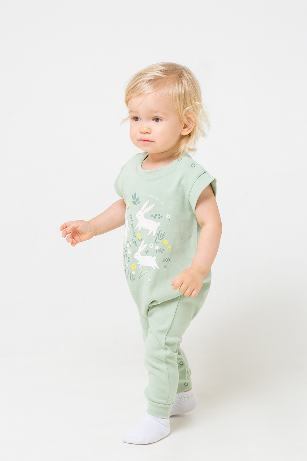 картинка Полукомбинезон для девочки Crockid К 6370 пастельно-зеленый (зайчики в цветах) от магазина детских товаров ALiSa