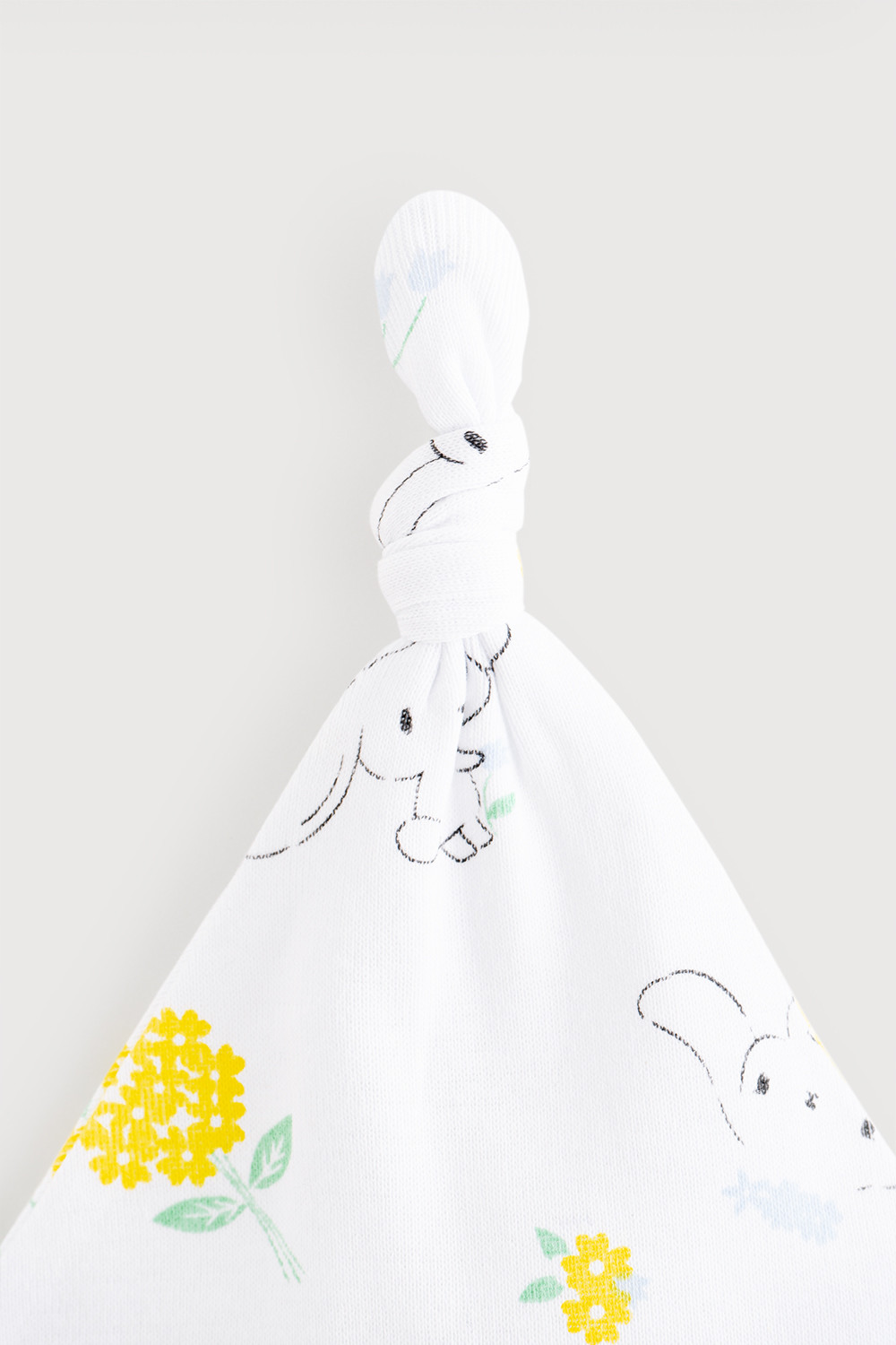 картинка Шапка для девочки Crockid К 8092 белые зайчики на белом от магазина детских товаров ALiSa