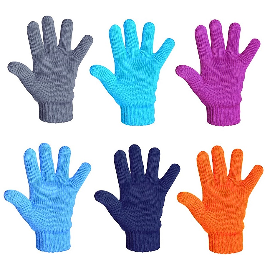 Перчатки 1 год. Перчатки для малышей. Цветные перчатки детские. Перчатка на малыше. Разноцветные перчатки для детей.