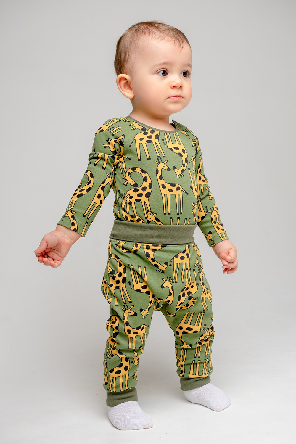 картинка Брюки для мальчика Crockid К 400390 веселые жирафы на зеленом я108 от магазина детских товаров ALiSa