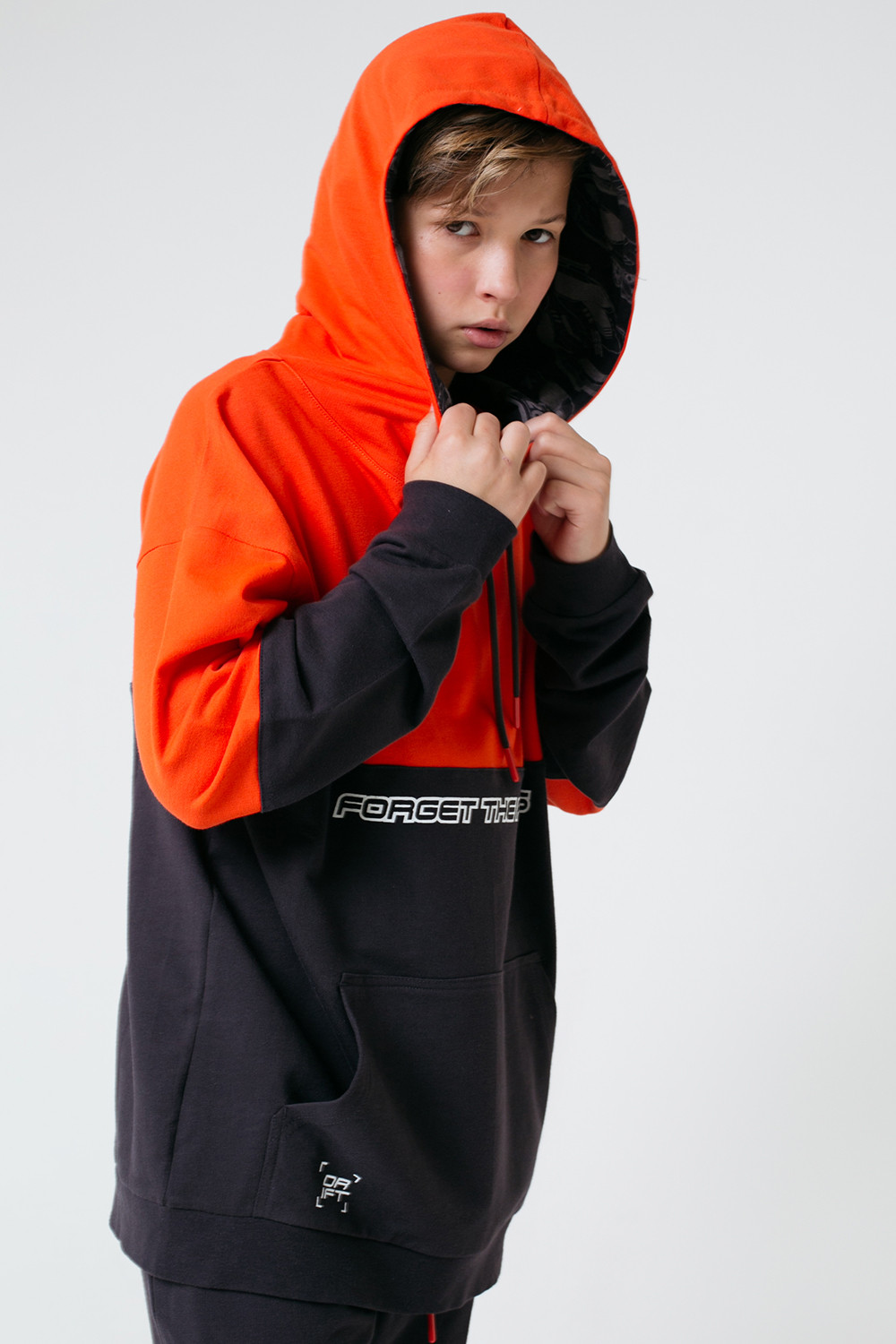 картинка Джемпер для мальчика КБ 301561 неоново-красный, угольный серый к60 от магазина детских товаров ALiSa