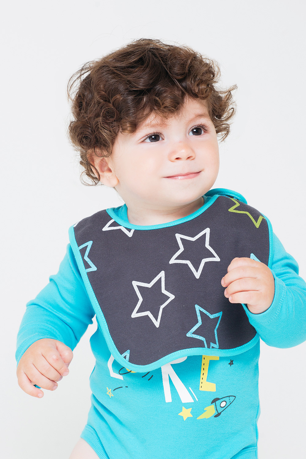 картинка Нагрудник для мальчика Crockid К 8518 голубые звезды на темно-сером от магазина детских товаров ALiSa