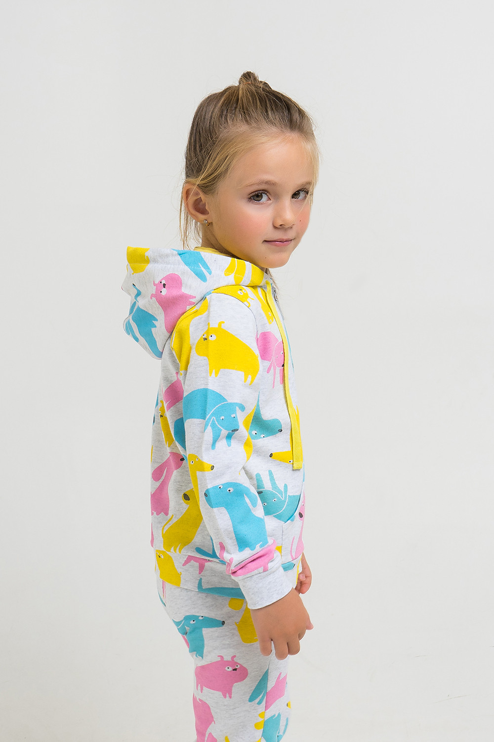 картинка Куртка для девочки Crockid К 300571 светло-серый меланж, разноцветные собаки к1264 от магазина детских товаров ALiSa